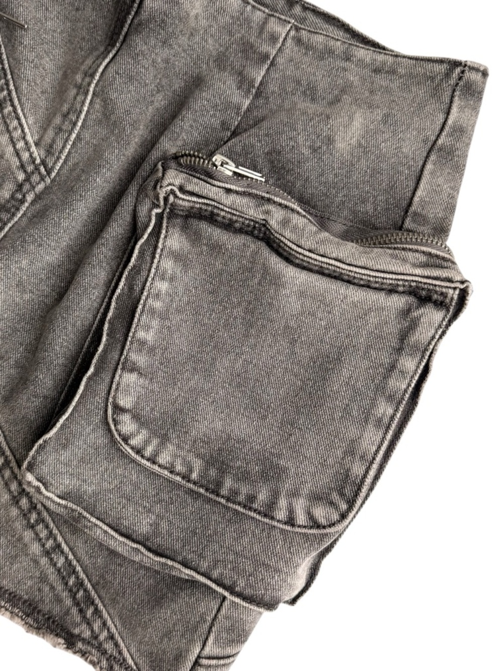 NWT PrettyLittleThing Petite Cargo Pocket Detail Denim Mini Skirt Size US 2 - Picture 3 of 10